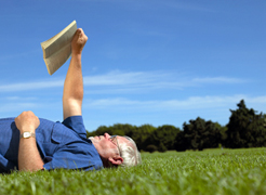 Leia os seus livros favoritos com conforto, onde quiser… Senhor a ler no campo